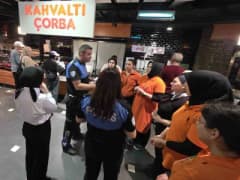 Bilecik Bozüyük'te polis ekipleri vatandaşlara dolandırıcılık ve güvenlik tedbirleri hakkında bilgilendirme yapıyor