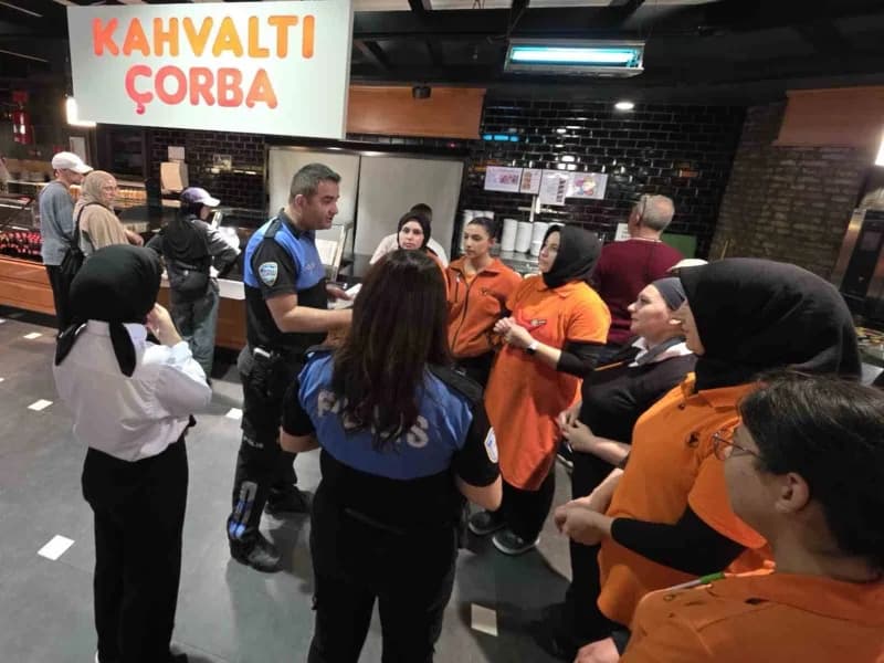 Bilecik Bozüyük'te polis ekipleri vatandaşlara dolandırıcılık ve güvenlik tedbirleri hakkında bilgilendirme yapıyor