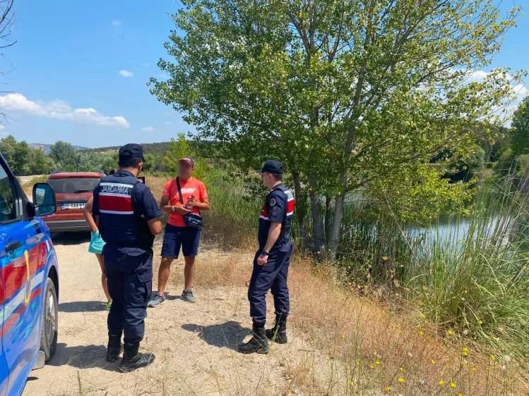 Bilecik İnhisar Tarpak köyünde jandarma ekipleri dolandırıcılık uyarısı yapıyor