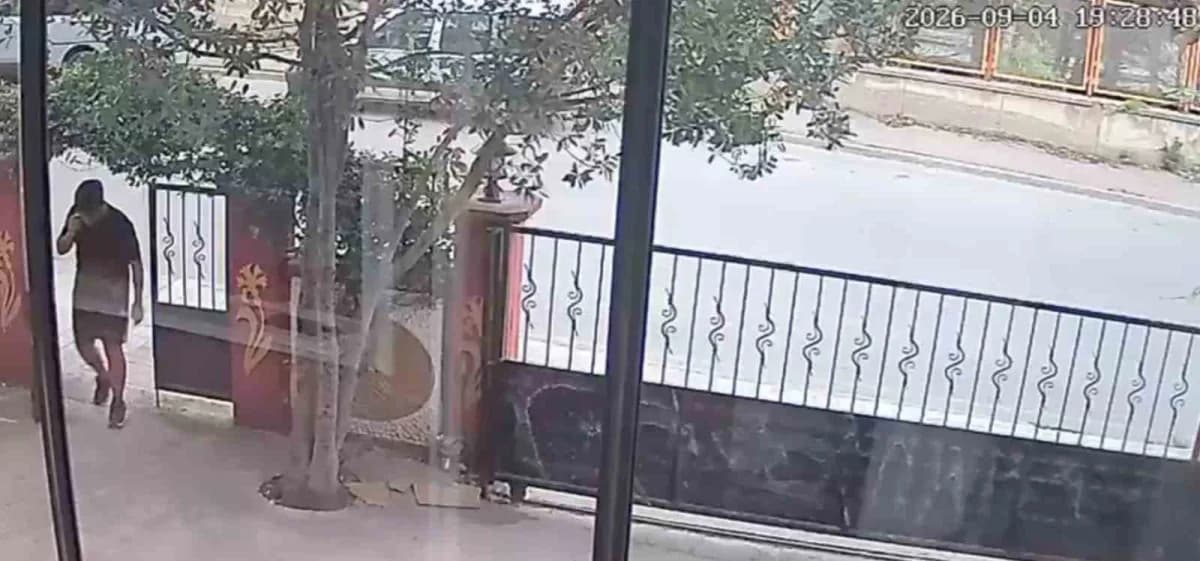 Ş.f.y'nin parayı almak için dolandırdığı vatandaşın evine girdiği anlar