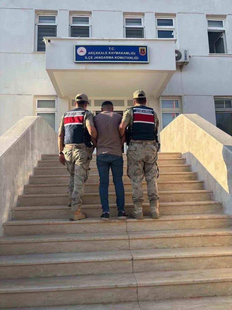 Şanlıurfa Akçakale ilçesinde jandarma ekipleri dolandırıcılıktan aranan şahsı yakaladı