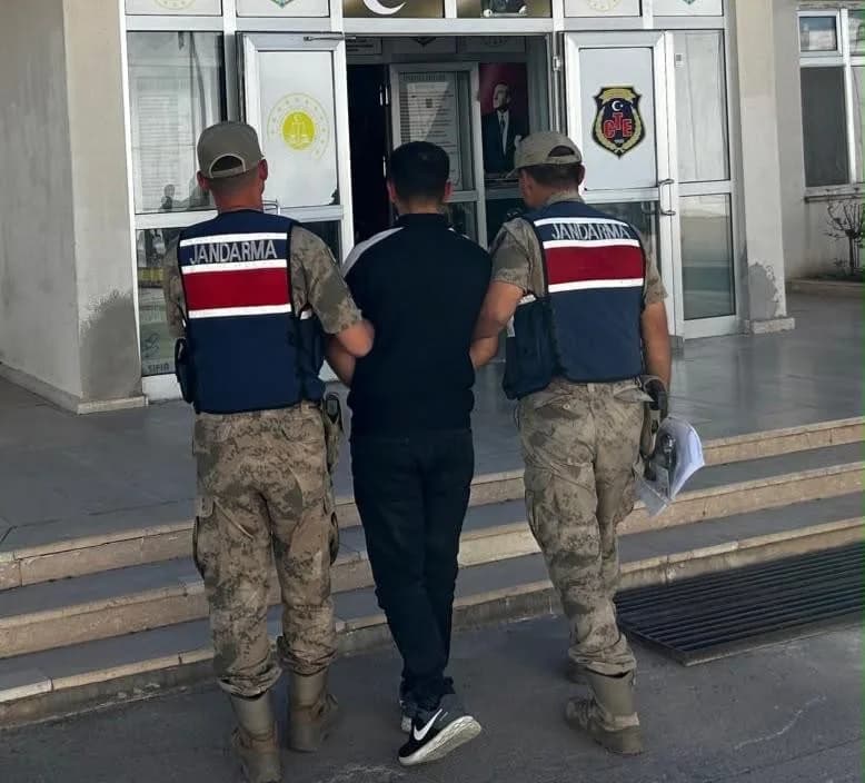 Şanlıurfa Viranşehir'de jandarma ekipleri dolandırıcılıktan aranan şahsı yakaladı