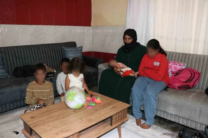 Aile, kendilerine kiralanan eve taşındı.
