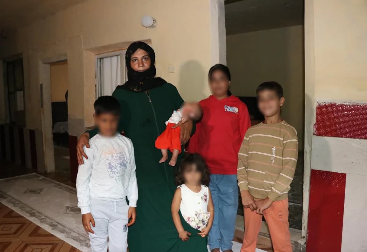Adana'da dolandırılan 5 çocuklu aile yeni kiralanan evlerinde mutlulukla poz veriyor