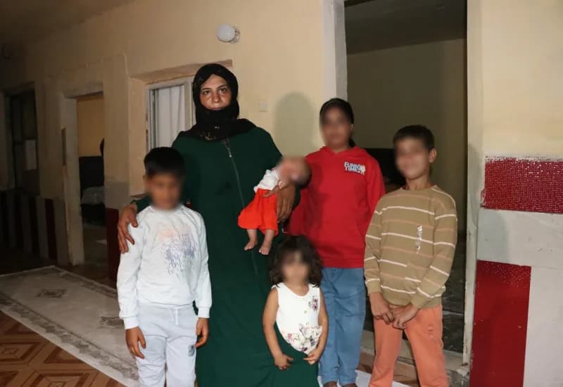 Adana'da dolandırılan 5 çocuklu aile yeni kiralanan evlerinde mutlulukla poz veriyor