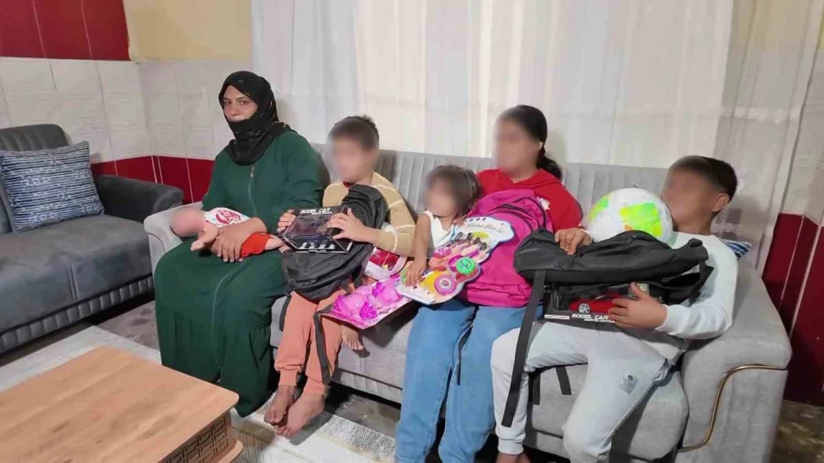 Aile, kendilerine kiralanan eve taşındı.