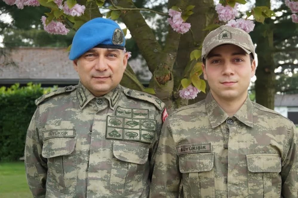 Baba Emekli Tümgeneral Ethem Büyükışık (Solda), öldürülen oğlu Dorukhan Büyükışık (Sağda)