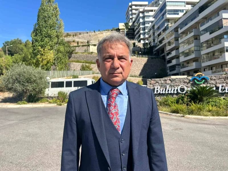 İzmir Narlıdere'de 2018 yılında ölen Dorukhan Büyükışık davasına ilişkin adliye binası önünde polis ve vatandaşlar