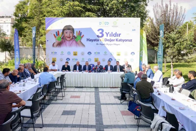 Konya'nın merkez Meram ilçe Belediyesi öncülüğünde hayata geçirilen DOSD Meram, üç yılda Down Sendromlu Bireyler ve aile