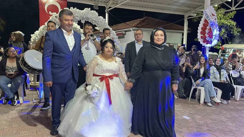 Burdur'da down sendromlu genç kız Elif Aydemir'in temsili düğününde gelinlik giymiş hali ve baba kızın dans anı