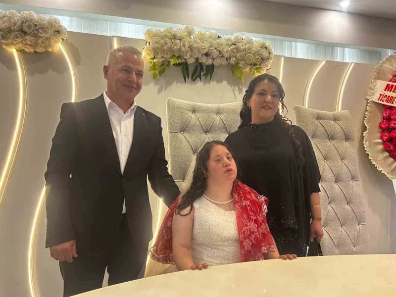 Yozgat’ta yaşayan 22 yaşındaki Down sendromlu Yağmur’un gelinlik giyme hayali ailesinin düzenlediği temsili düğünle gerç