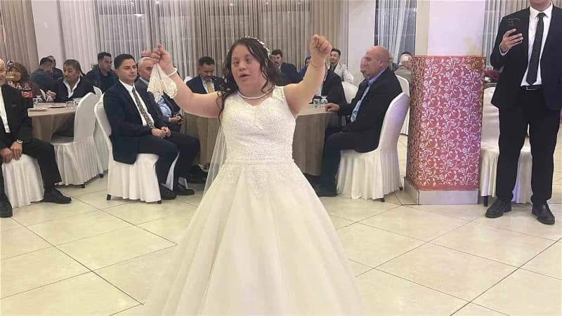 Yozgat’ta Down sendromlu Yağmur’un ailesiyle birlikte temsili düğününde gelinlik giymesi