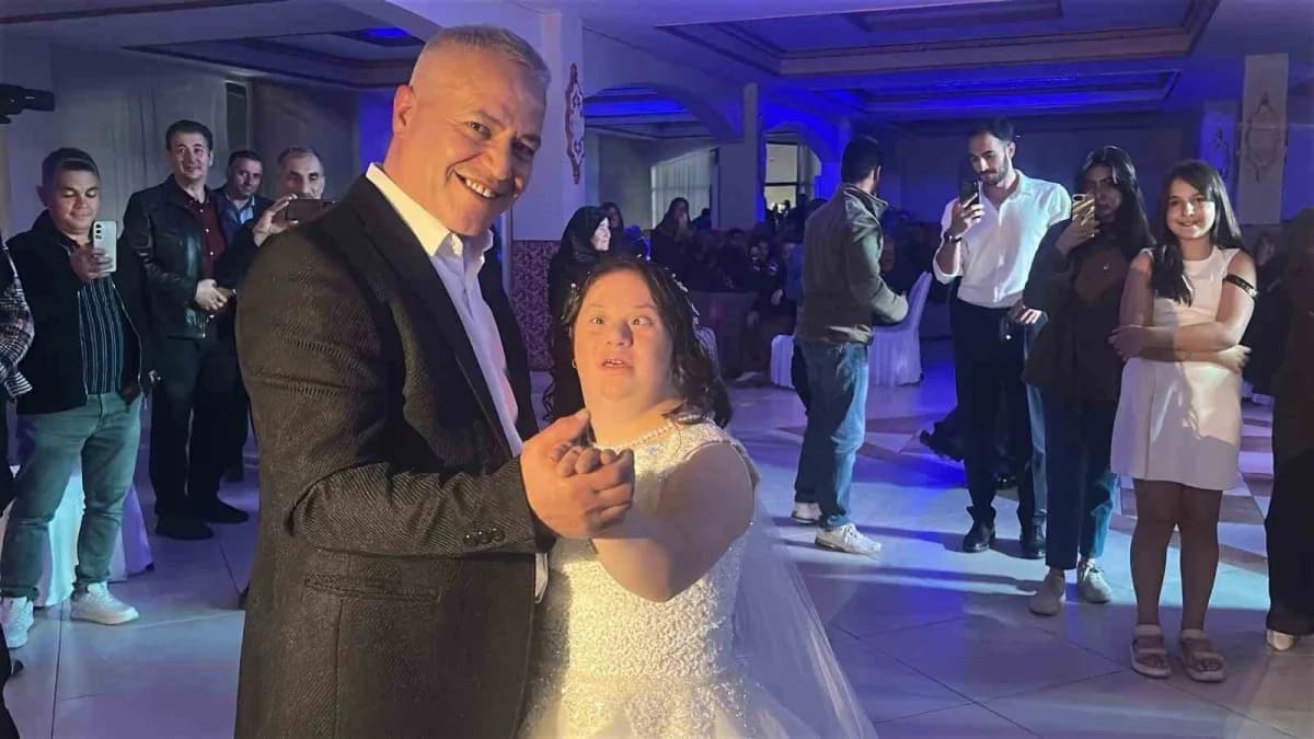 Yozgat’ta yaşayan 22 yaşındaki Down sendromlu Yağmur’un gelinlik giyme hayali ailesinin düzenlediği temsili düğünle gerç