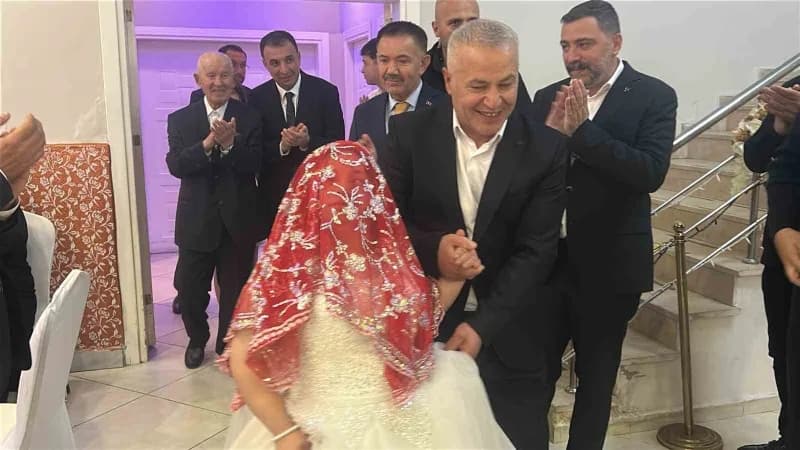 Yozgat’ta yaşayan 22 yaşındaki Down sendromlu Yağmur’un gelinlik giyme hayali ailesinin düzenlediği temsili düğünle gerç