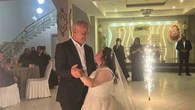 Yozgat’ta yaşayan 22 yaşındaki Down sendromlu Yağmur’un gelinlik giyme hayali ailesinin düzenlediği temsili düğünle gerç
