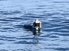 Samsun Yakakent ilçesi Karadeniz kıyısında bulunan dron parçası Sahil Güvenlik ekiplerince alınıyor