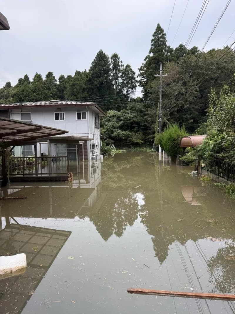 Japonya’da etkili olan Dujuan Tayfunu'nda hayatını kaybedenlerin sayısı en az 9’a yükselirken, kayıp 4 kişiyi arama çalı