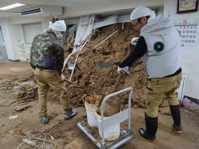 Japonya’da etkili olan Dujuan Tayfunu'nda hayatını kaybedenlerin sayısı en az 9’a yükselirken, kayıp 4 kişiyi arama çalı