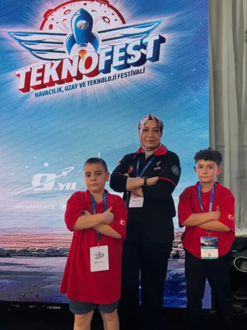 Aydın’ın Efeler ilçesinde Güzelhisar İlkokulu öğrencileri Batuhan Kayahan ve Uhud Ayeş’in hazırladığı “Duman Avcıları –