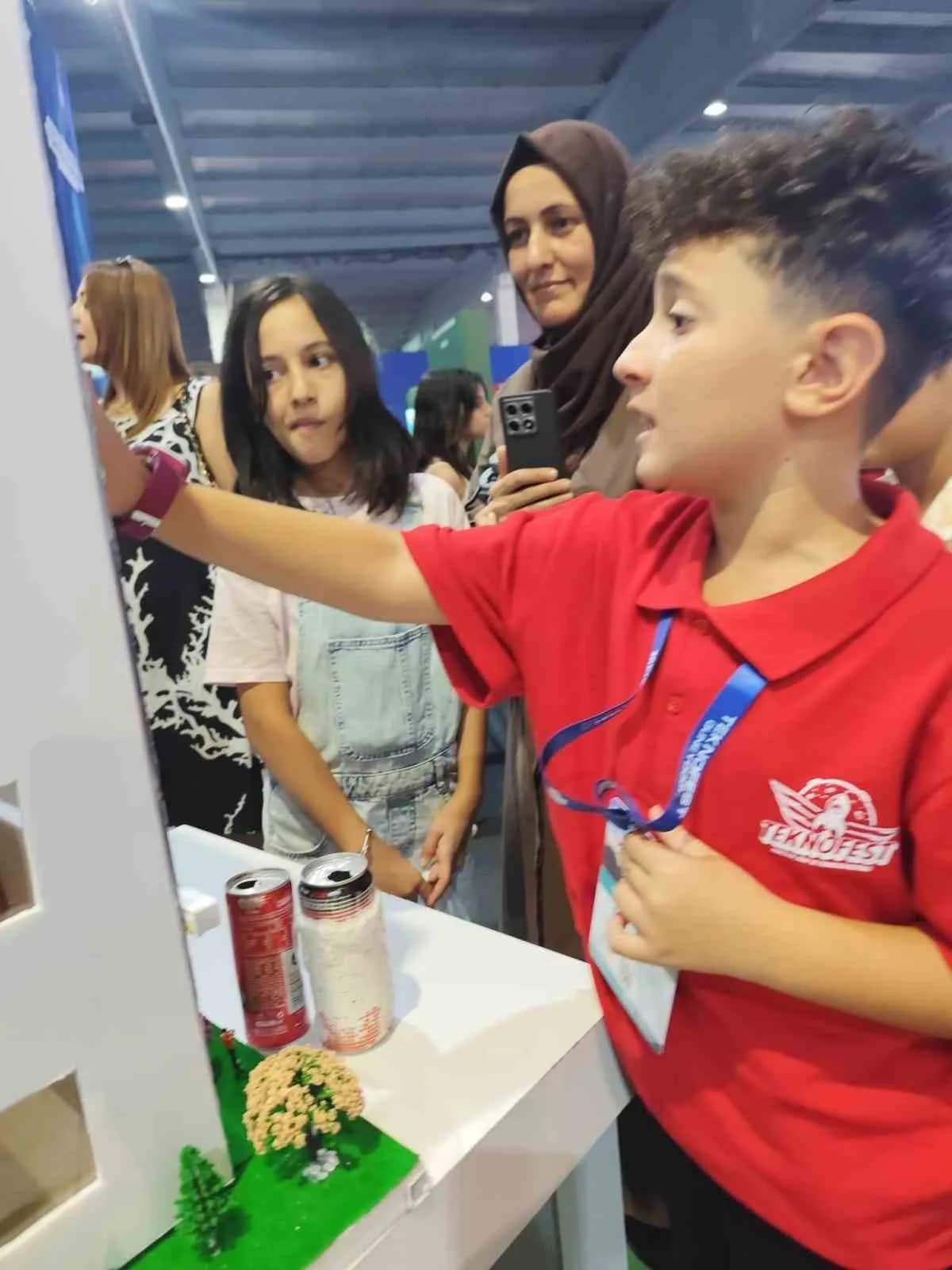 Aydın’ın Efeler ilçesinde Güzelhisar İlkokulu öğrencileri Batuhan Kayahan ve Uhud Ayeş’in hazırladığı “Duman Avcıları –