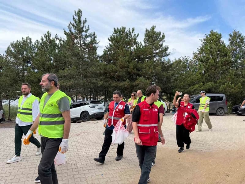 Gürsu’da Erasmus programı öğrencileri Dünya Temizlik Günü’nde Ericek Adrenalin Park’ta çevre temizliği yapıyor
