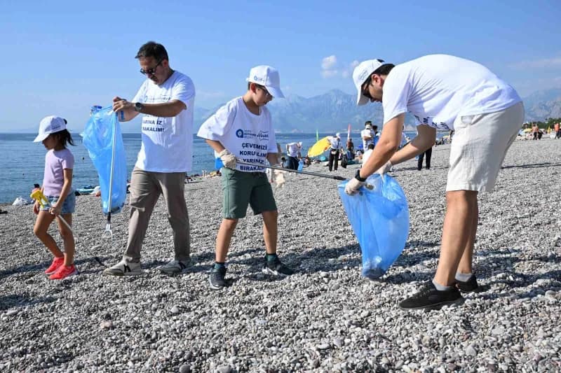 Dünya Kıyı Temizliği Günü kapsamında Antalya Büyükşehir Belediyesi ve gönüllülerin katılımıyla Konyaaltı Sahilinde temiz