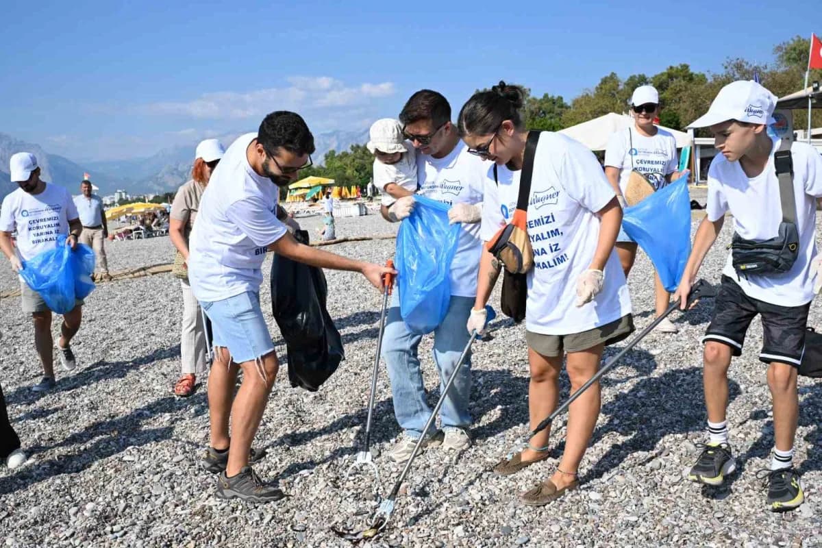 Antalya Konyaaltı Sahilinde Dünya Kıyı Temizliği Günü kapsamında gönüllülerin sahilde temizlik yapması