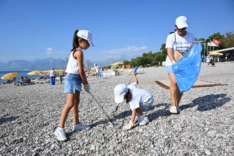 Dünya Kıyı Temizliği Günü kapsamında Antalya Büyükşehir Belediyesi ve gönüllülerin katılımıyla Konyaaltı Sahilinde temiz
