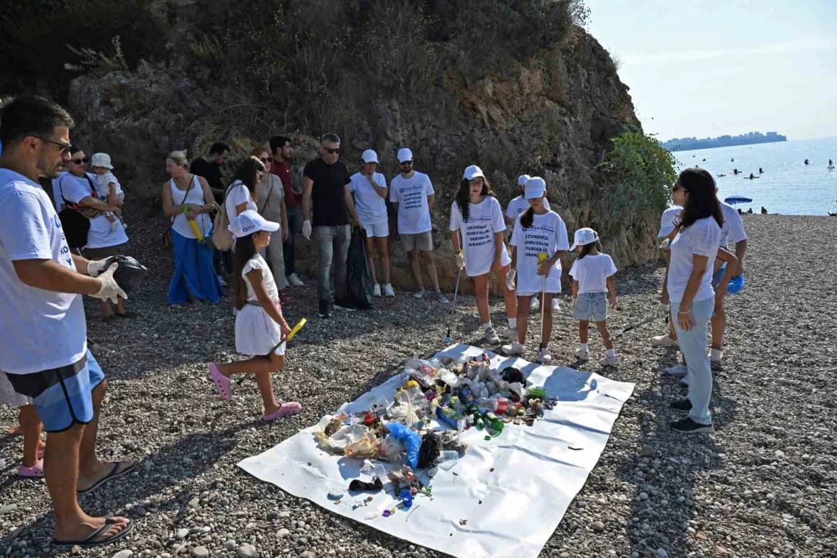 Dünya Kıyı Temizliği Günü kapsamında Antalya Büyükşehir Belediyesi ve gönüllülerin katılımıyla Konyaaltı Sahilinde temiz
