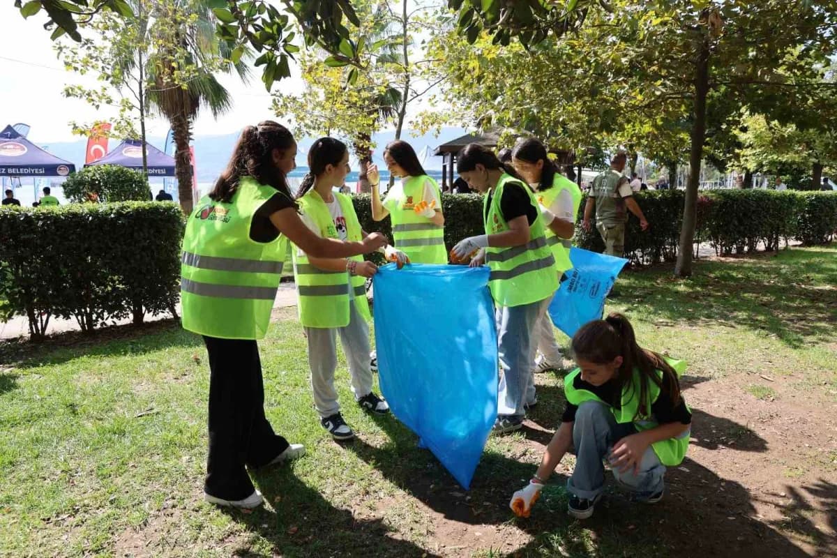 Kocaeli’de Dünya Temizlik Günü kapsamında düzenlenen etkinlikte 500 gönüllü, sahil ve Deniz temizliği yaptı. 13 dalgıcın