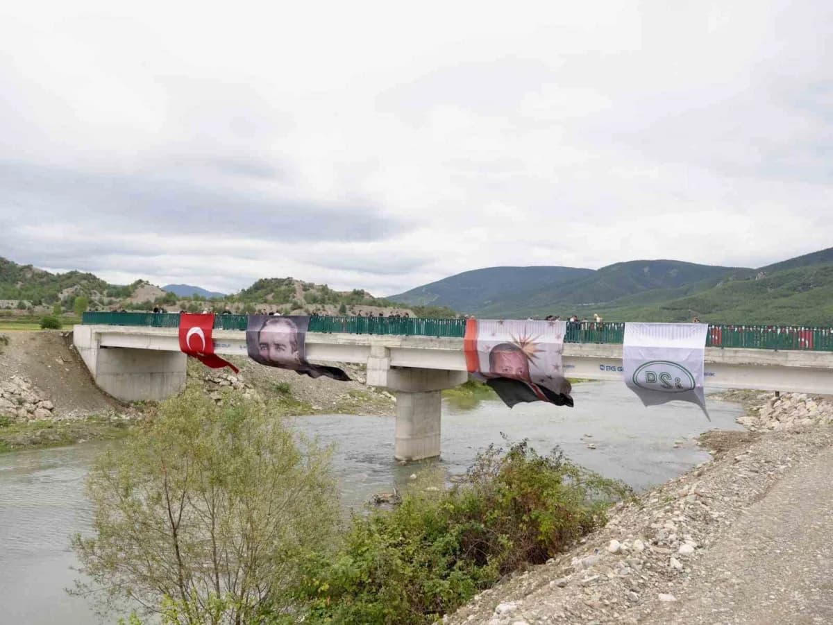 Sinop Durağan ilçesinde hizmete açılan Hacıoğlan-Yeşilkent Köprüsü töreninden görüntü