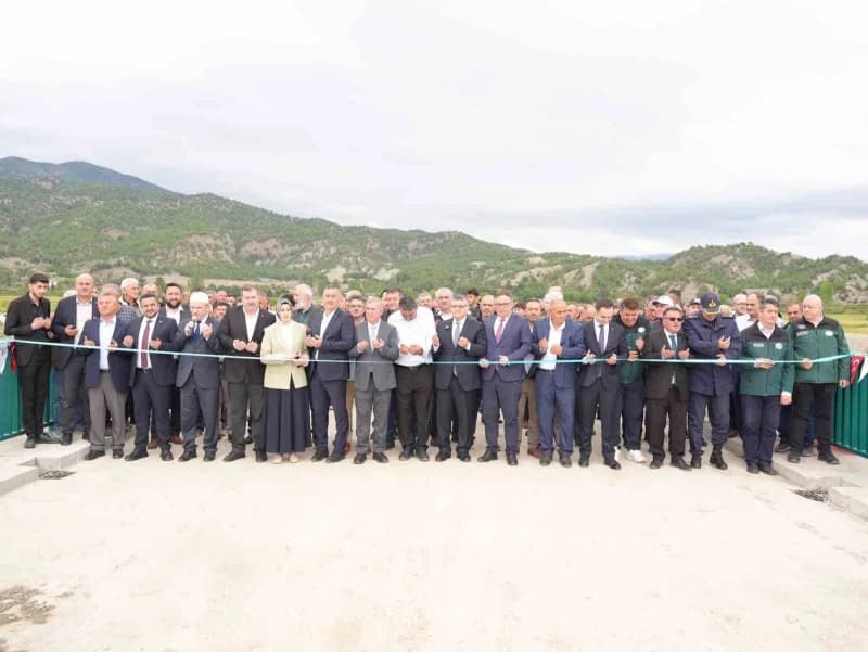 Kurdele kesilerek köprünün açılışı gerçekleştirildi.