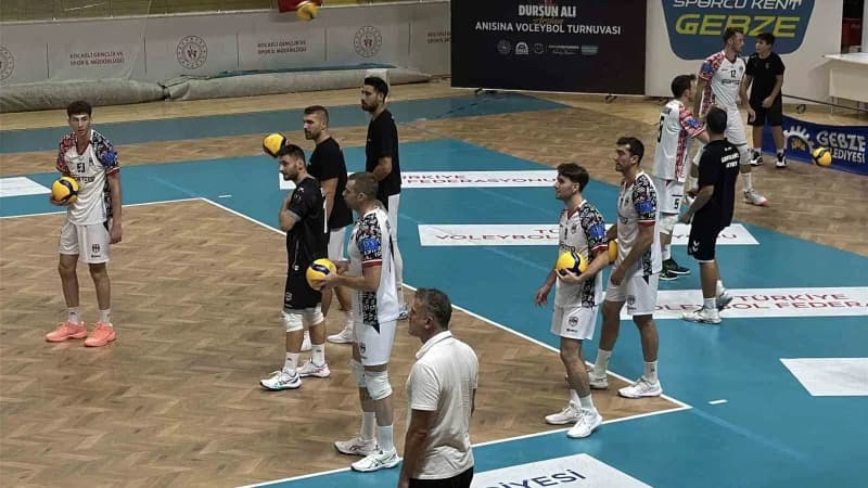 Kocaeli’de merhum Dursun Ali Arslan anısına düzenlenen voleybol turnuvasında ilk gün iki karşılaşmayla geride kaldı. Müc