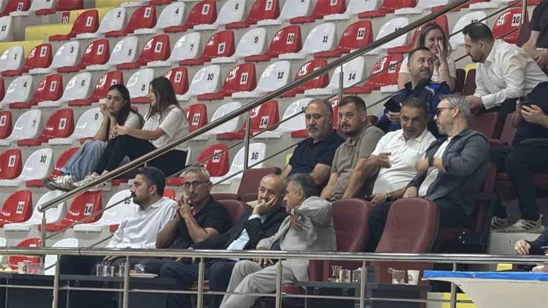 Kocaeli’de merhum Dursun Ali Arslan anısına düzenlenen voleybol turnuvasında ilk gün iki karşılaşmayla geride kaldı. Müc