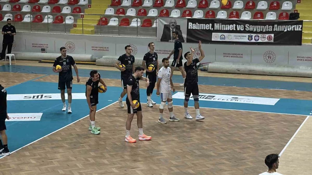 Kocaeli’de merhum Dursun Ali Arslan anısına düzenlenen voleybol turnuvasında ilk gün iki karşılaşmayla geride kaldı. Müc