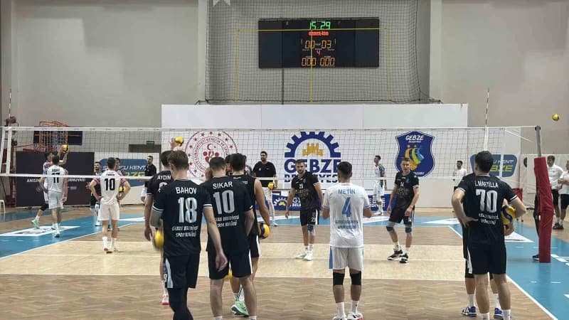 Kocaeli’de merhum Dursun Ali Arslan anısına düzenlenen voleybol turnuvasında ilk gün iki karşılaşmayla geride kaldı. Müc