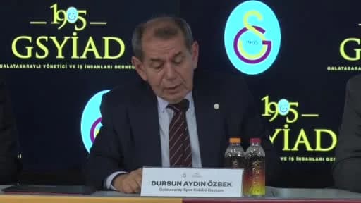 Galatasaray Başkanı Dursun Özbek sponsorluk töreninde açıklama yaparken