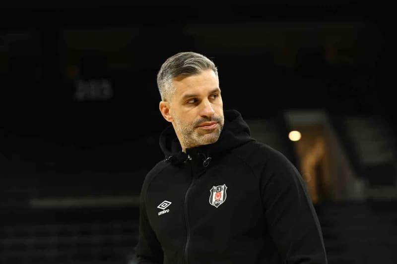 Dusan Alimpijevic basın toplantısında açıklama yaparken