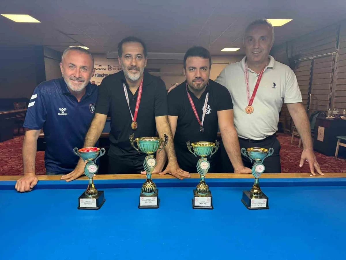 Düzce'de düzenlenen 3 Bant Bilardo İl Birinciliği müsabakalarından bir kare