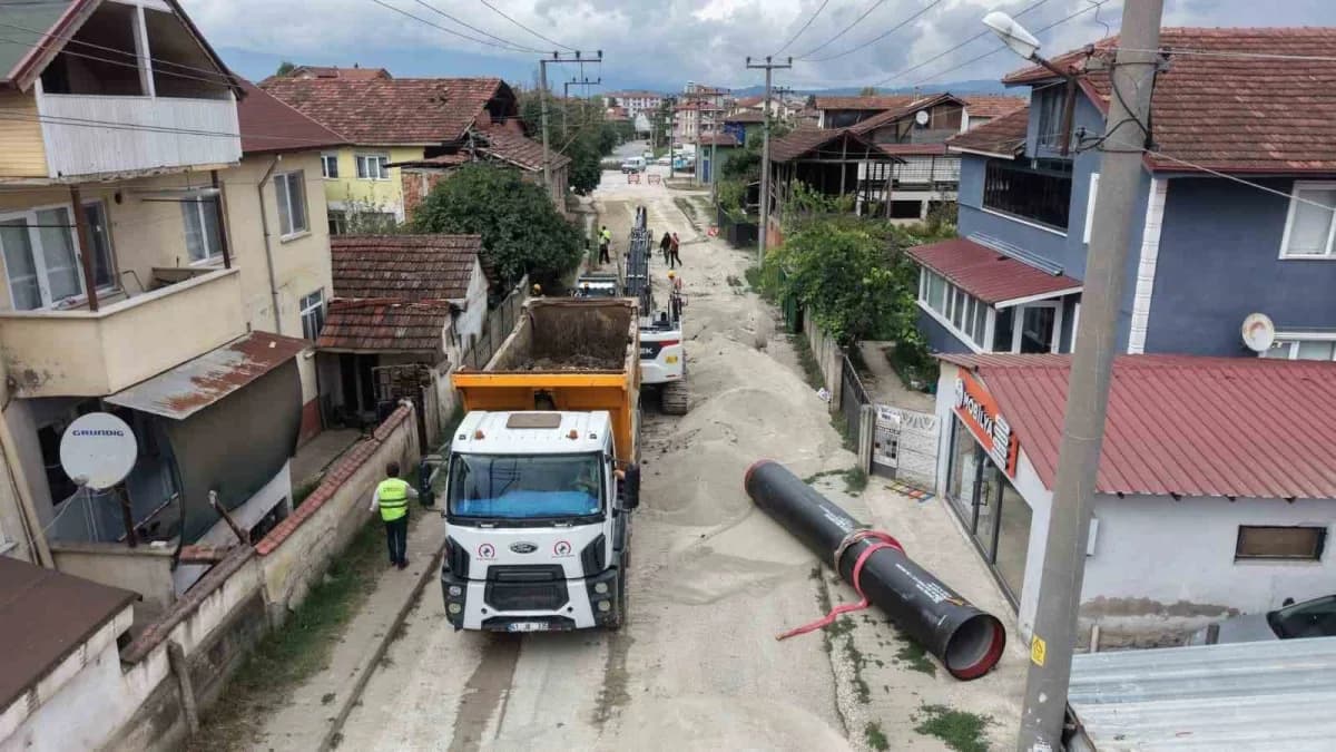 Düzce'de içme suyu altyapı çalışmaları kapsamında döşenen yeni su boruları ve ekipler