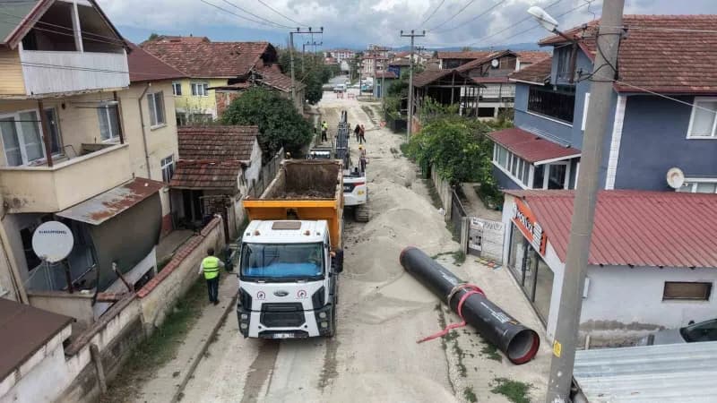 Düzce'de içme suyu altyapı çalışmaları kapsamında döşenen yeni su boruları ve ekipler