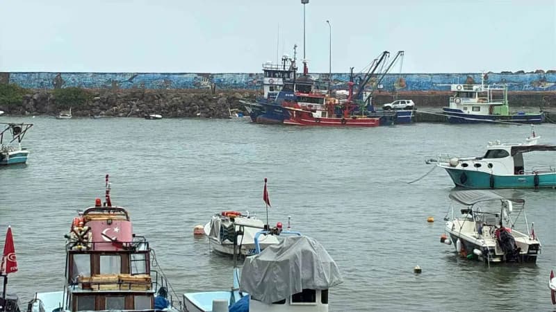 Düzce Akçakoca sahilinde Karadeniz'de etkili olan fırtına nedeniyle yüksek dalgalar sahili dövüyor