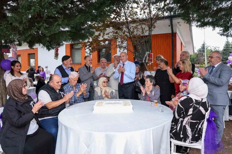 21 Eylül Dünya Alzheimer Günü dolayısıyla düzenlenen programa; Başkan Faruk Özlü, İl Sağlık Müdürü Dr. Yasin Yılmaz, hay