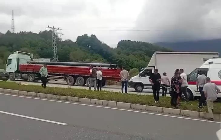 Düzce Kurtköy mevkiinde hasta nakil ambulansının tıra arkadan çarpması sonucu meydana gelen trafik kazası