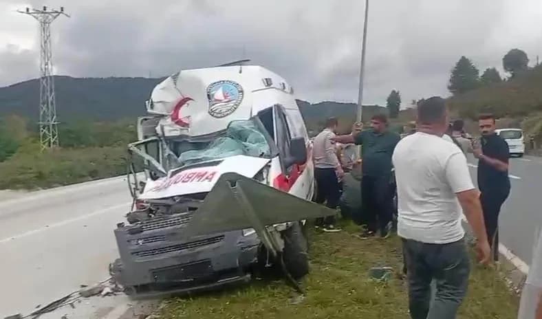 Düzce D655 Karayolu Kurtköy mevkiinde hasta nakil ambulansı aynı istikamete giden tıra arkadan çarptı. Kazada ambulans s