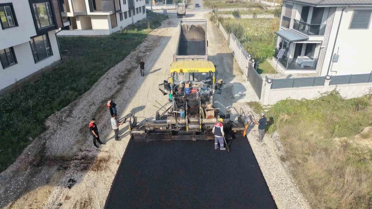 Düzce’de belediye ekipleri asfalt serimi ve yol onarım çalışması yapıyor