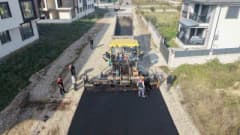 Düzce’de belediye ekipleri asfalt serimi ve yol onarım çalışması yapıyor