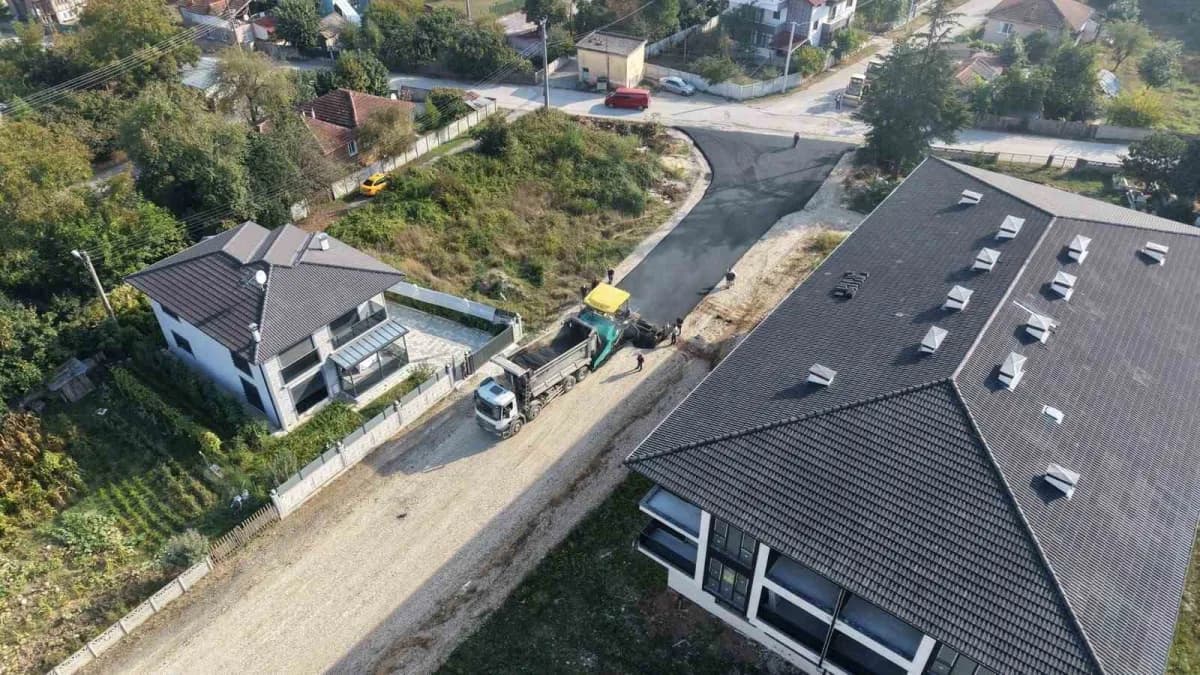 Düzce Belediyesi, kent genelinde asfalt, yol bakım ve onarım çalışmalarını aralıksız sürdürüyor. Altyapı çalışmaları tam