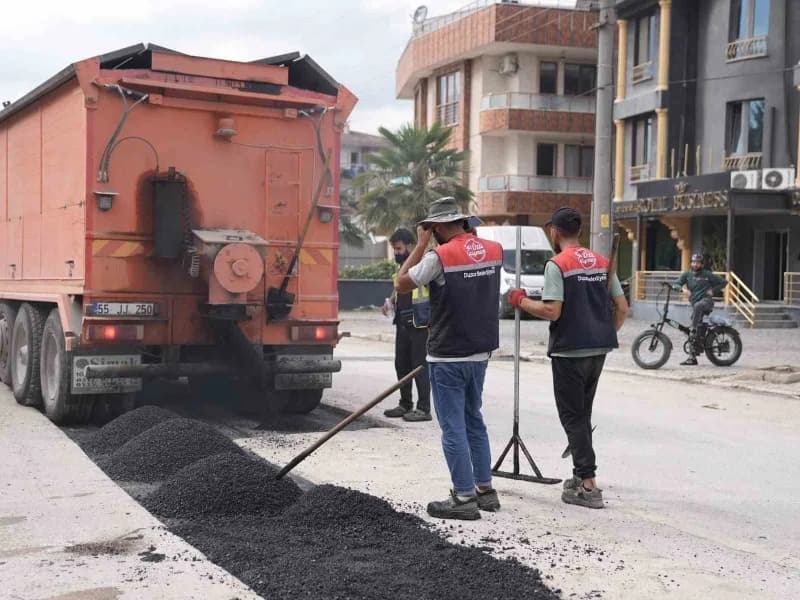 Düzce Belediyesi, kent genelinde asfalt, yol bakım ve onarım çalışmalarını aralıksız sürdürüyor. Altyapı çalışmaları tam