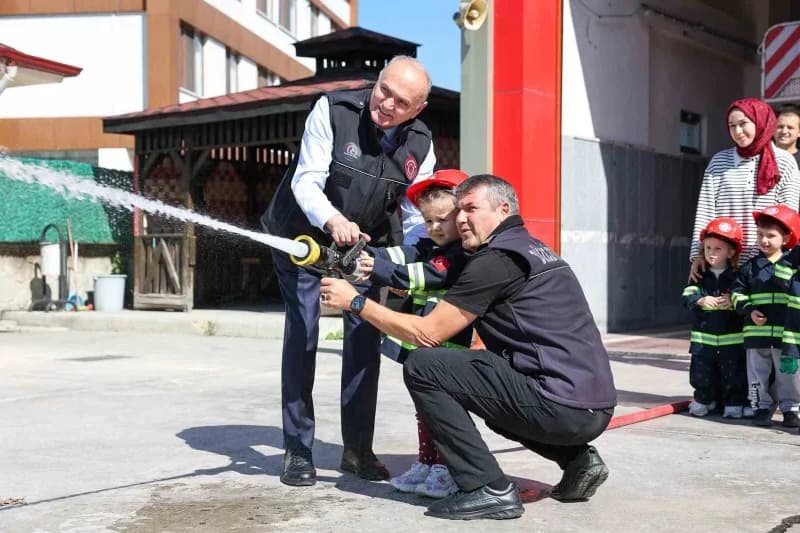 Başkanın miniklerle yakından ilgilenip su tutması